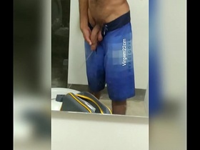 Dando uma mijada com o pau semi duro