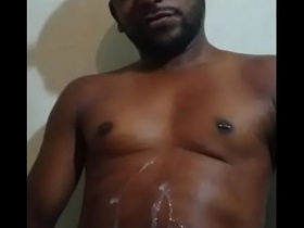 neg&atilde;o batendo punheta e gozando