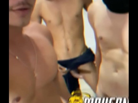 Tr&ecirc;s Machos Fodendo Um Passivo Na Favela