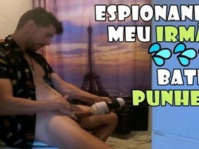 Espionando meu Irm&atilde;o com Tes&atilde;o Bater Punheta no Banheiro - Com Alex Barcelona